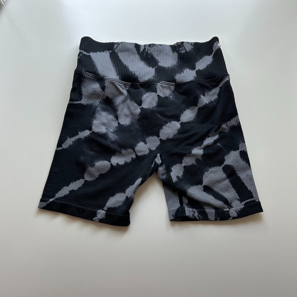 VS Pink Black & Grey Tie Dye Biker Shorts in Size Small